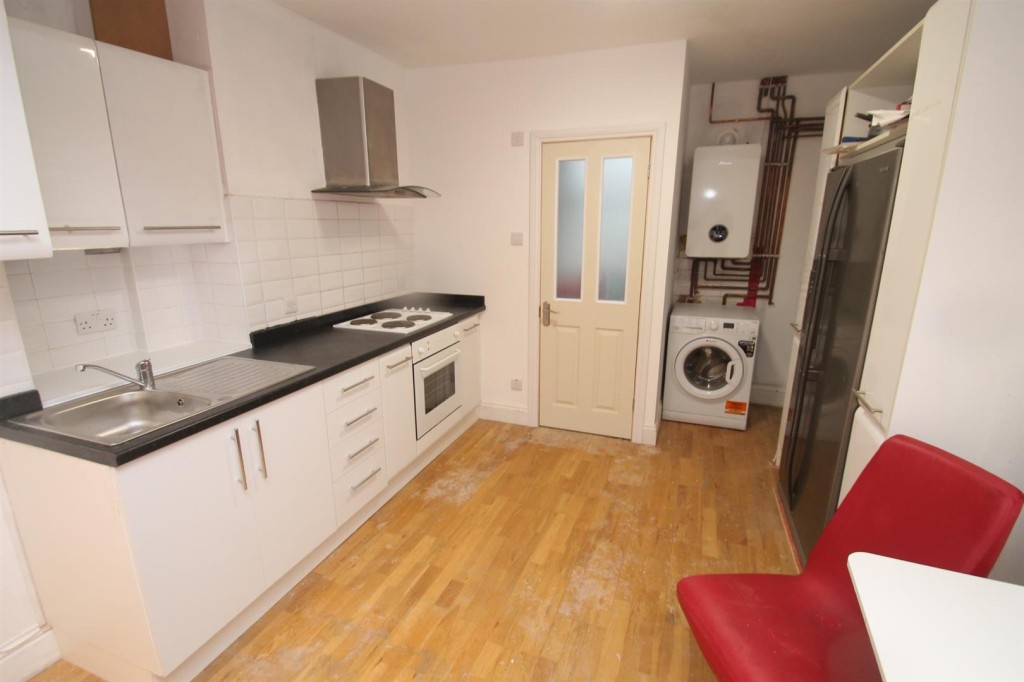 Lot: 163 - MID-TERRACE HOUSE FOR IMPROVEMENT - Upper ground floor studio flat